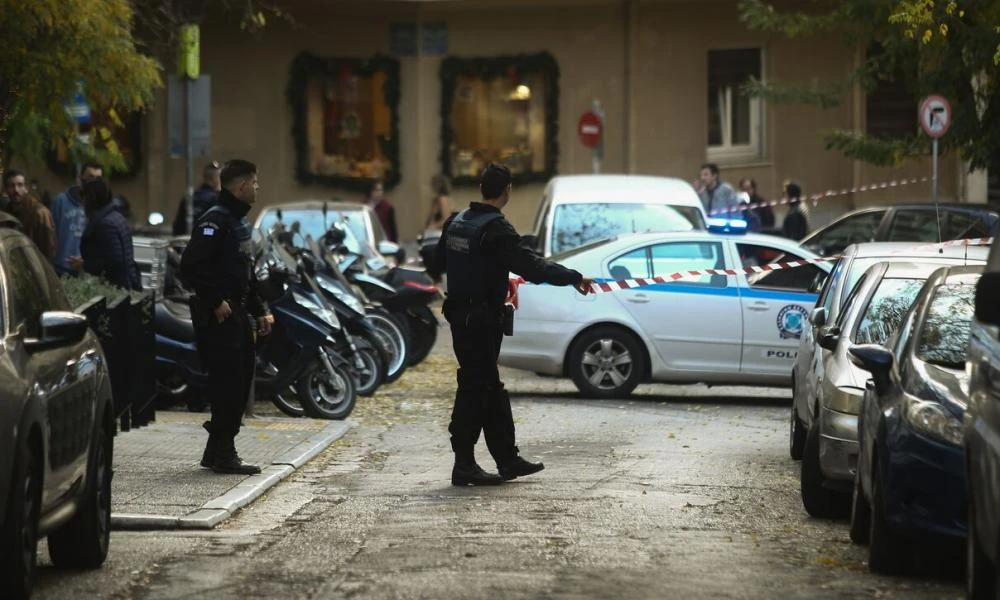 Όπλα, σφαίρες και χειροβομβίδες εντοπίστηκαν σε αποθήκη στο Κολωνάκι
